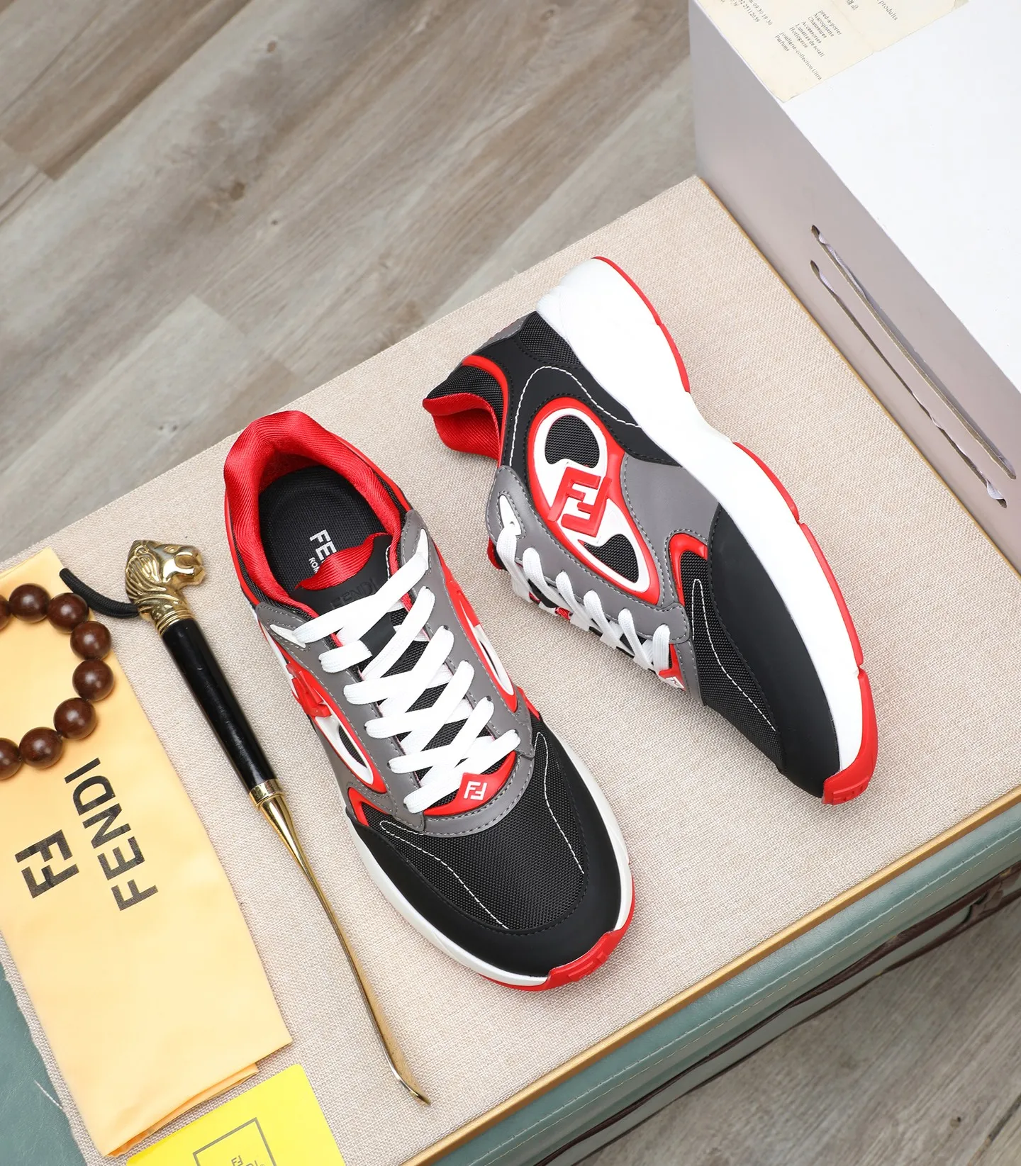 Ex-factory price 760 (high version) [Fendi] Fendi’s latest casual shoes for men! Available at counters simultaneously! A one-to-one replica of the original. Made entirely of imported top-grain calfskin, the interior is made of top-grain water-dyed cowhide, and the original factory-supplied rubber outsole. Leading new fashion concepts. Matching code: 39-44. 38.45 can be customized and cannot be returned or exchanged!